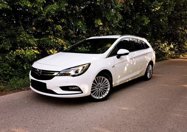 małopolskie Opel Astra cena 46700 przebieg: 168300, rok produkcji 2019 z Bochnia